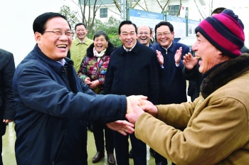 2月3日，春節(jié)后上班第一天，省委書記李強(qiáng)來我市基層走訪調(diào)研，看望鹽城“6.23”特大龍卷風(fēng)冰雹災(zāi)害受災(zāi)群眾。.jpg