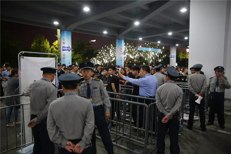 圖為保安隊(duì)員們快速反應(yīng)，處置突發(fā)事件。.png